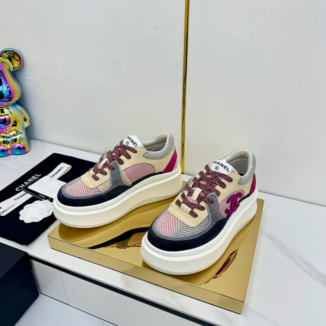 👟👟Ex-factory price 600👟👟 Upgraded version, upgraded version, upgraded version! No rebuttal accepted! ! ! ! Chanel Chanel panda shoes! 2025 counter's top casual sports shoes. This classic design; the upper is electro-embroidered with a variety of techniques; the outsole is fashionable and sporty; the unusual inclusion of a variety of color matching elements... The diversified mix and match is very good-looking and versatile, and can be used for leisure, fashion, sports, and outdoor... ꫛꫀꪝ Go➫ Materials: ❶Upper made of: original imported first-layer silk cowhide + original waterproof cloth + original first-layer cowhide ❷Inner lining: Original Yangli+Net ❸Outsole based on: Original TPU combination outsole Counter boutique packaging complete set for women 35–41 👉 👉 👉 👉 👉